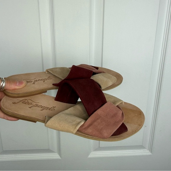 Free People Sandals Rio Vista Rose NWOB Burgundy and Beige - Picture 3 of 5